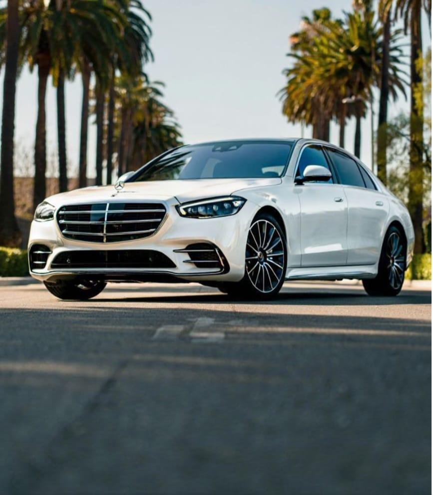 Dubai luxury car rental background 1